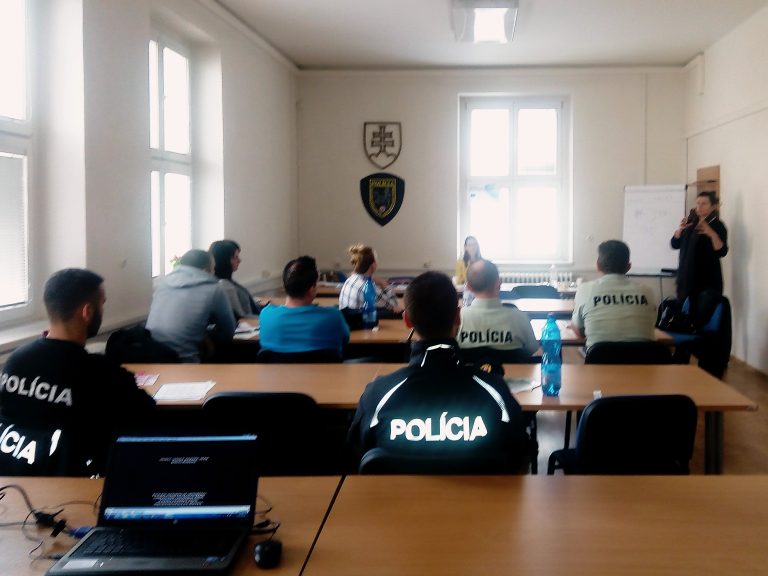 Policajti prvého kontaktu vyškolení na odbornú pomoc obetiam domáceho násilia
