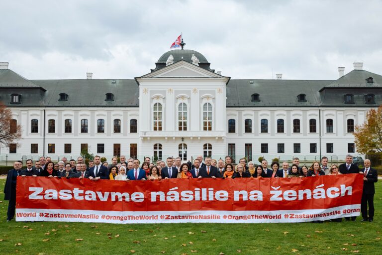Osobnosti a inštitúcie podporujú kampaň Zastavme násilie na ženách 2024